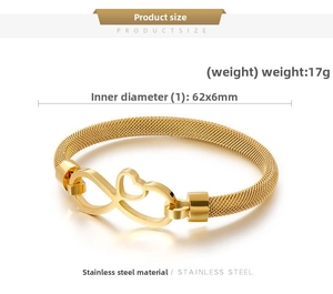 Dettaglio del bracciale a maglia in acciaio inossidabile dorato con cuore infinito