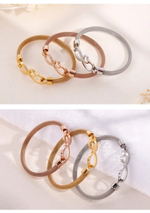 Dettaglio macro dei bracciali infinity in maglia di acciaio inossidabile oro e argento