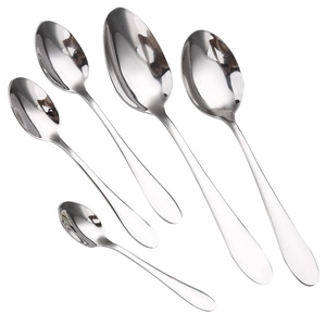 Ensemble de cinq cuillères en acier inoxydable de tailles variées sur fond blanc