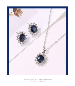 Dettaglio di elegante set di gioielli con pietre blu ovali e zirconi scintillanti