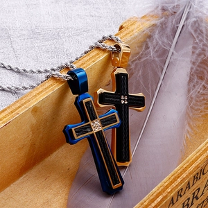 Pendentif croix pour homme en acier inoxydable avec fibre de carbone et chaîne torsadée