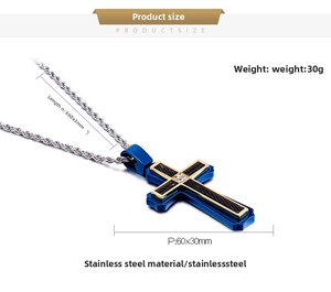 Détail d'un pendentif croix en acier inoxydable bleu et doré avec chaîne torsadée