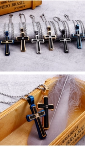 Détails des pendentifs croix en acier inoxydable avec inserts en fibre de carbone colorée