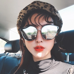 Chic leopard print beret hat and silver mirrored sunglasses for women in winter