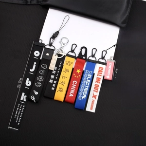 Comparaison détaillée des tailles de cordons et porte-clés personnalisés en polyester