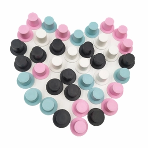 Mini chapeaux haut de forme en plastique pour poupées DIY disposés en forme de cœur