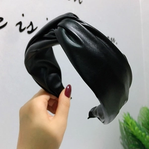 Serre-tête chic en cuir PU noir avec design torsadé pour un look femme élégant