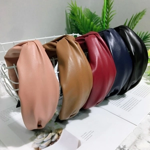 Cinq bandeaux noués en cuir PU pour femmes présentés dans un panier en métal blanc
