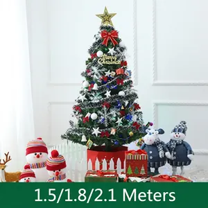 Detail eines luxuriösen Weihnachtsbaums mit LED-Lichtern, festlichem Schmuck und Zaun