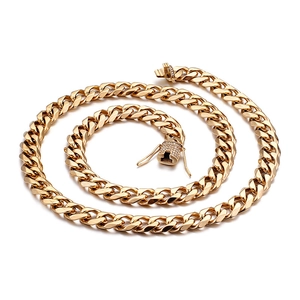 Collana da uomo a catena cubana dorata con chiusura impreziosita da strass brillanti