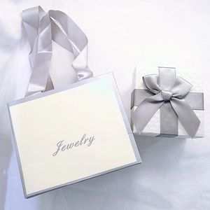 Elegante confezione regalo per gioielli bianca con borsa e nastri in argento