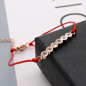 Bracciale minimalista con corda rossa e sei zirconi numeri romani in oro rosa su scatola