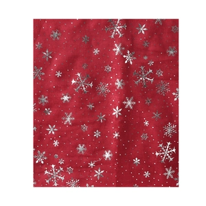 Détail de l'écharpe de Noël rouge avec flocons argentés et pois blancs élégants