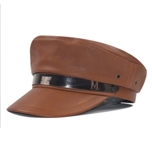 Dettaglio cappello marinaio in pelle PU marrone con logo M in metallo e occhielli