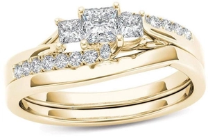 Dettagli macro di un set di fedi in oro giallo con zirconi a taglio princess