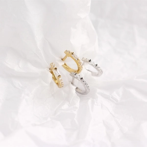 Nahaufnahme von S925 Sterling Silber Creolen mit Diamanten in Gold und Silber Finish