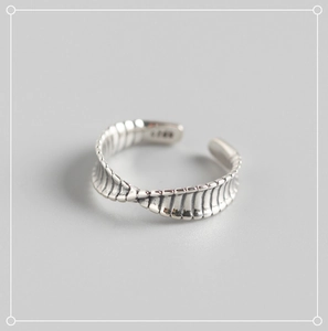 Macro view of S925 sterling silver twist ring showing vintage texture and quality hallmark