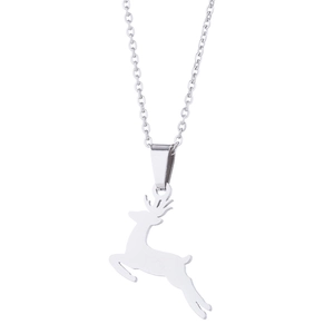 Collier à pendentif cerf en argent et acier inoxydable sur fond blanc épuré