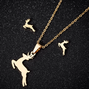 Parure bijoux renne doré avec collier pendentif et boucles d'oreilles sur fond noir