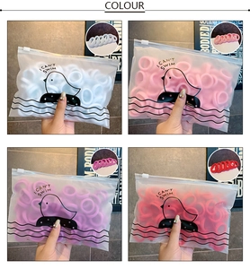 Dettaglio di elastici per capelli colorati in una custodia opaca con cerniera