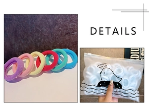Dettaglio di elastici per capelli colorati in una custodia opaca con cerniera