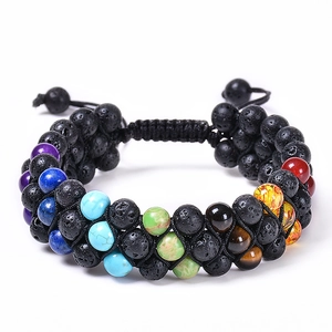 Détail d'un bracelet chakra triple couche avec pierres de lave et gemmes colorées
