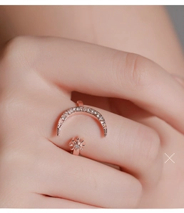 Dettaglio dell'anello in oro rosa con luna crescente e stella con zirconi bianchi