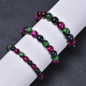 Gros plan de bracelets en perles d'oeil de tigre multicolores avec effet œil de chat