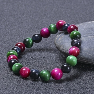 Gros plan d'un bracelet en perles d'œil de tigre multicolores avec effet œil de chat