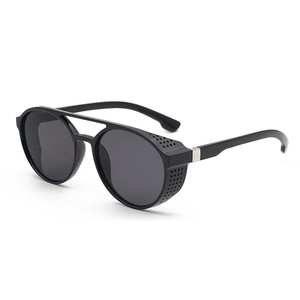 Schwarze Steampunk-Sonnenbrille mit Seitenschutz und runden Retro-Gläsern in 45-Grad-Ansicht