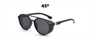 Detaillierte 45-Grad-Ansicht der Steampunk-Rundsonnenbrille mit Seitenschutz und Metallakzenten