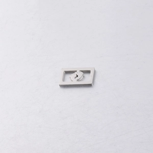 Détail macro du pendentif rectangulaire en acier argenté avec motif d'empreinte creux