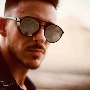 Steampunk Rund-Sonnenbrille mit Metall-Seitenschutz, getragen von einem Model
