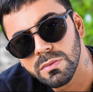 Nahaufnahme der Steampunk Sonnenbrille mit Retro Seitenschutz und schwarzem Gestell