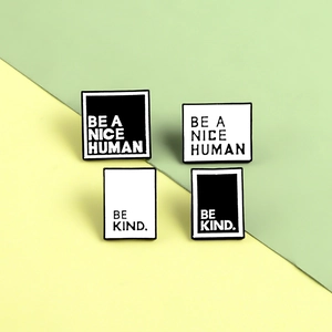 Lot de pins en émail avec les slogans Be A Nice Human et Be Kind sur fond coloré