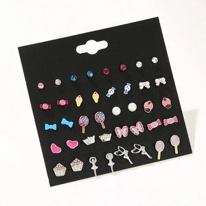 Set di 18 paia di orecchini colorati per bambini su cartoncino nero da esposizione