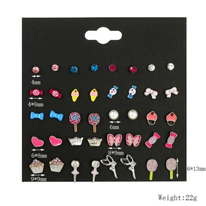 Set di orecchini a perno per bambini dai colori vivaci con forme di cartoni animati colorati