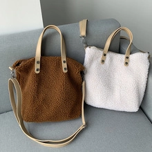 Détail de sacs fourre-tout en peluche marron et blanc avec anses en simili cuir