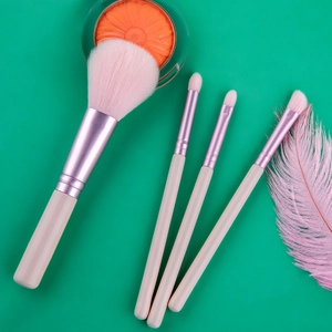 4-teiliges Make-up-Pinsel-Set mit Puder- und Lidschattenpinseln auf grünem Hintergrund