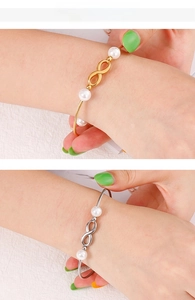 Detail van infinity armbanden met parels in goud en zilver voor damesmode
