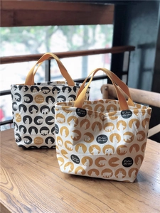 Détail de deux sacs à déjeuner en coton isolés avec motifs ours polaires sur table en bois
