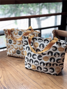 Sacs à lunch en toile isolés avec motif d'ours polaire et poignées jaunes sur bois