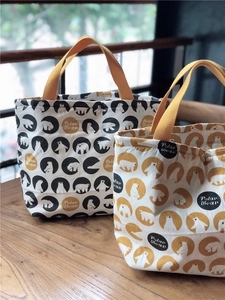Détail de sacs à lunch isolés en toile avec imprimés d'ours polaires et anses tressées
