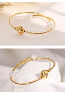 Détail du bracelet en fil doré avec perles et breloque camélia sertie de cristaux