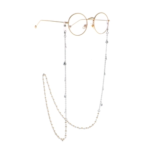Chaîne à lunettes argentée avec perles et coquillages sur lunettes rondes dorées