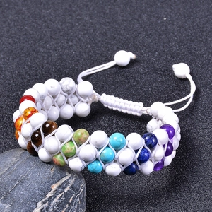 Bracciale intrecciato a tre strati con howlite da 6mm e pietre chakra su sfondo nero