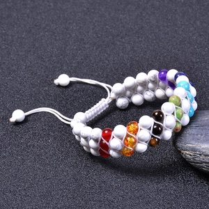 Dettaglio del bracciale in turchese bianco 6mm con 7 perle chakra e cordoncino regolabile