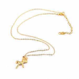 Collier minimaliste avec pendentif cheval plaqué or 18 carats sur fond blanc uni