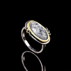 Bague ethnique vintage avec quartz rutilé ovale en argent oxydé et finition dorée