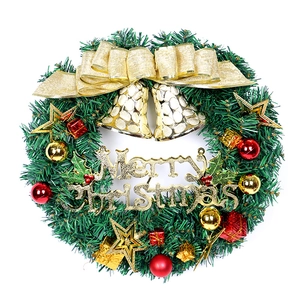 Couronne De Noël PVC Aiguilles De Pin Artificielles Avec Cloches Dorées Noeud En Ruban Signe Merry Christmas Pour Porte Mur